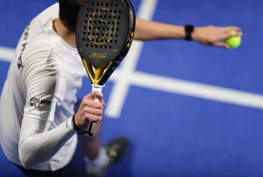 people_doing_paddle_tennis