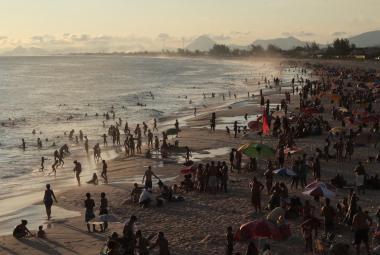 people_crowded_at_viral_spot
