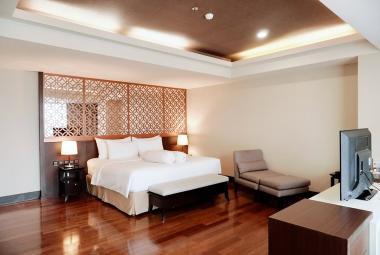 large_hotel_room
