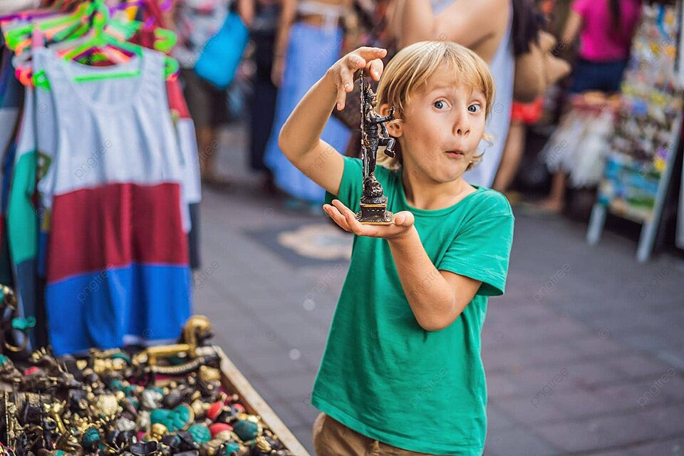 Ubud-market-in-bali-sells-typical-balinese-souvenirs-and-handicrafts